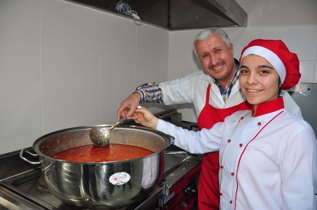 Başkan öğrencilere kuru fasulye pişirmeyi öğretti